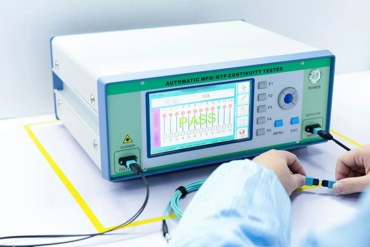 Active optical cable and laboratory equipment